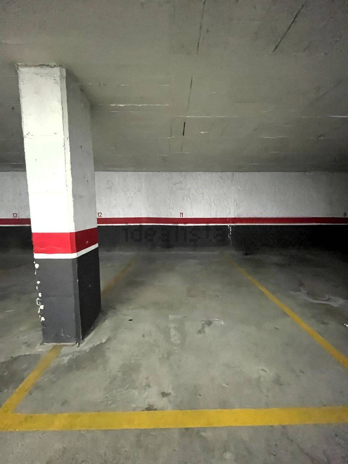 Disponible pour l'immobilier - parking souterrain en bon état, sécurisé, avec places numérotées et accès facile, idéal pour résidence ou commerce, situé dans un bâtiment moderne.