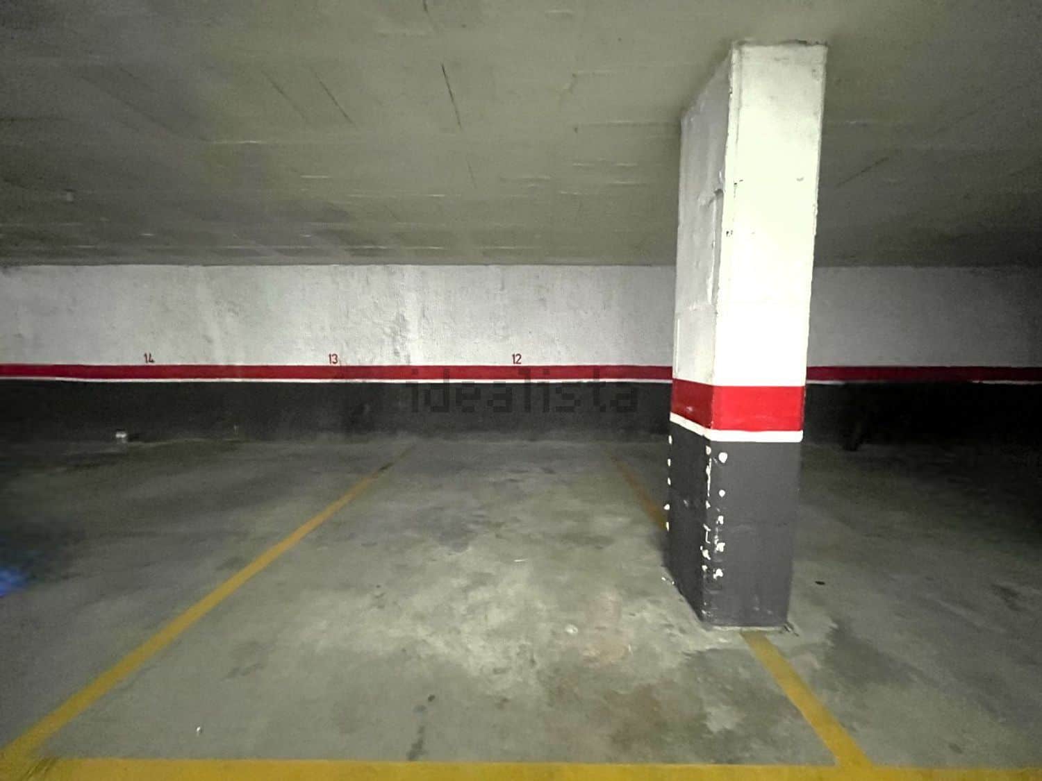 Bany de pàrquing subterrani tranquil amb espai ample i senyalització clara, ideal per a la compra o lloguer de localitzacions comercials i immobles residencials a Barcelona.