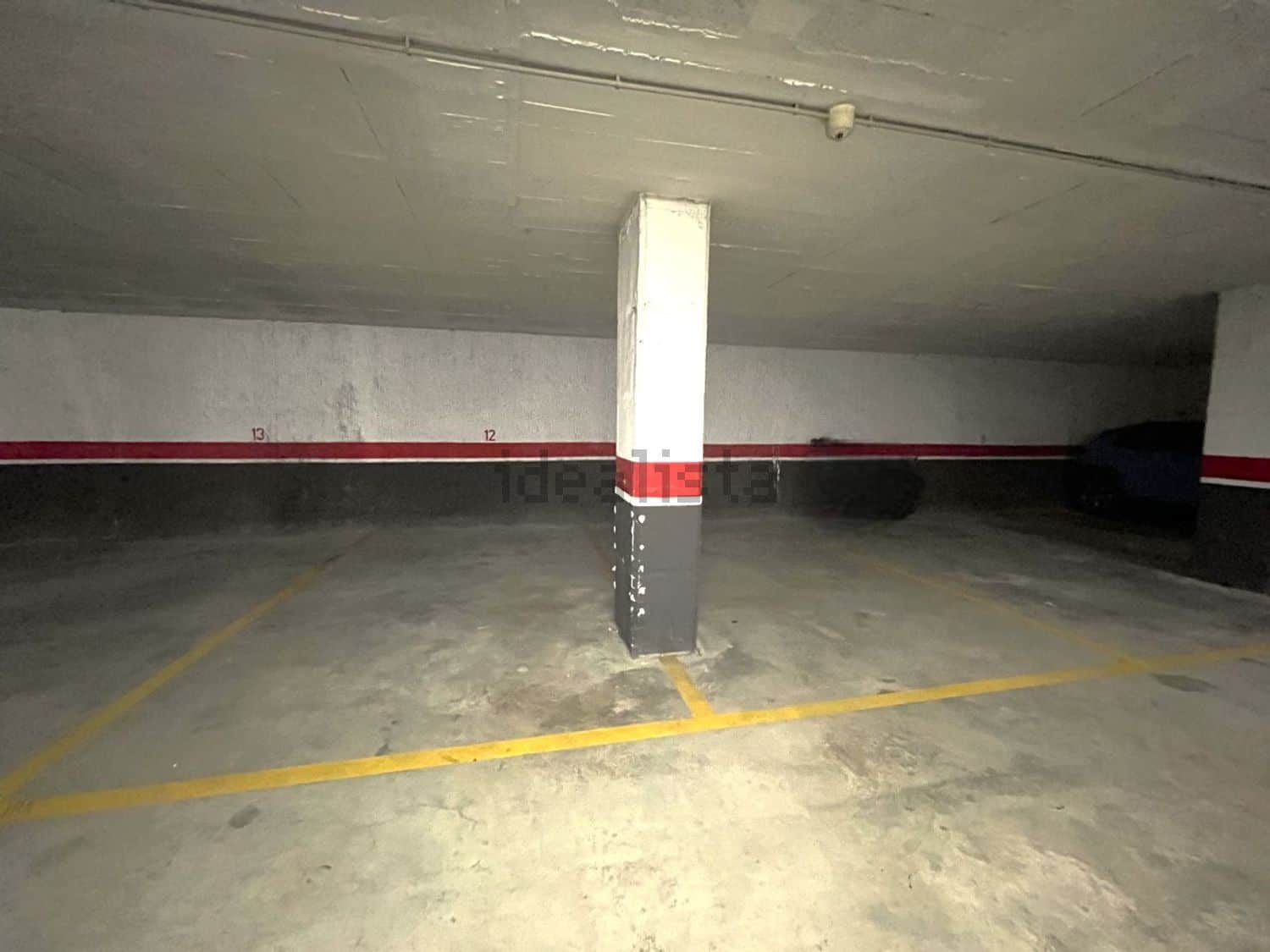 Localització d'aparcament subterrani amb espais reservats, control d'accés i seguretat, ideal per a la gestió immobiliària i cobertura legal d'immobles a Barcelona.