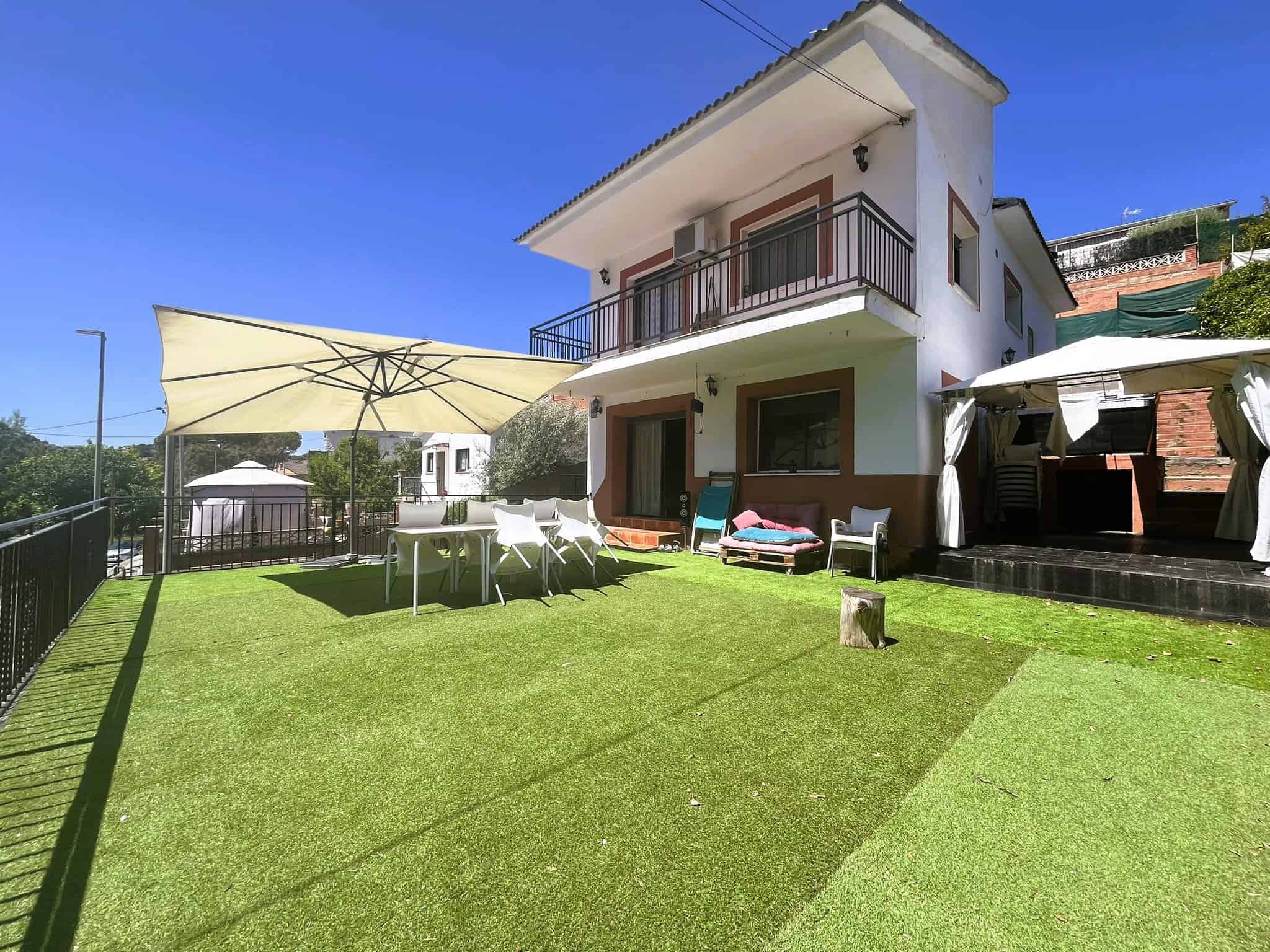 Ampli terrassa amb zona de jardí, mobles d' exterior i zona de somni per a tractaments legals i immobiliaris a Torra Advocats.