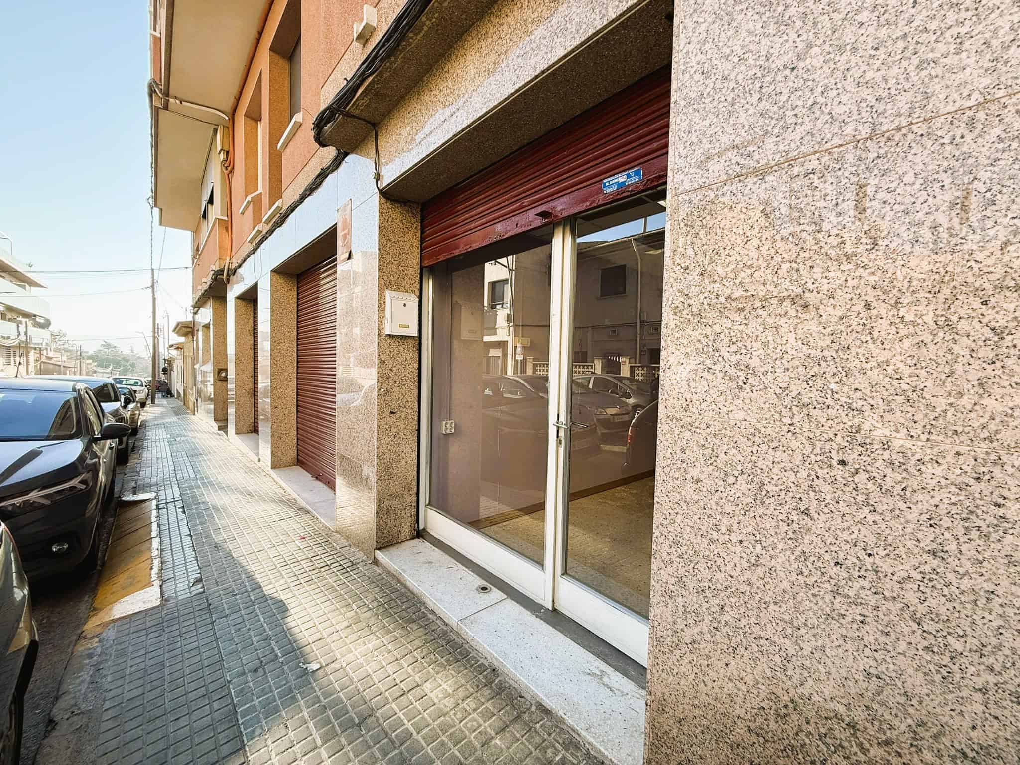 Local comercial en venda a la zona de Torra Advocats - Immobiliària, ideal per a negocis, amb gran presencialitat i accesibilitat, situat en un lloc estratègic amb façana a la vorera i aparcament privat.