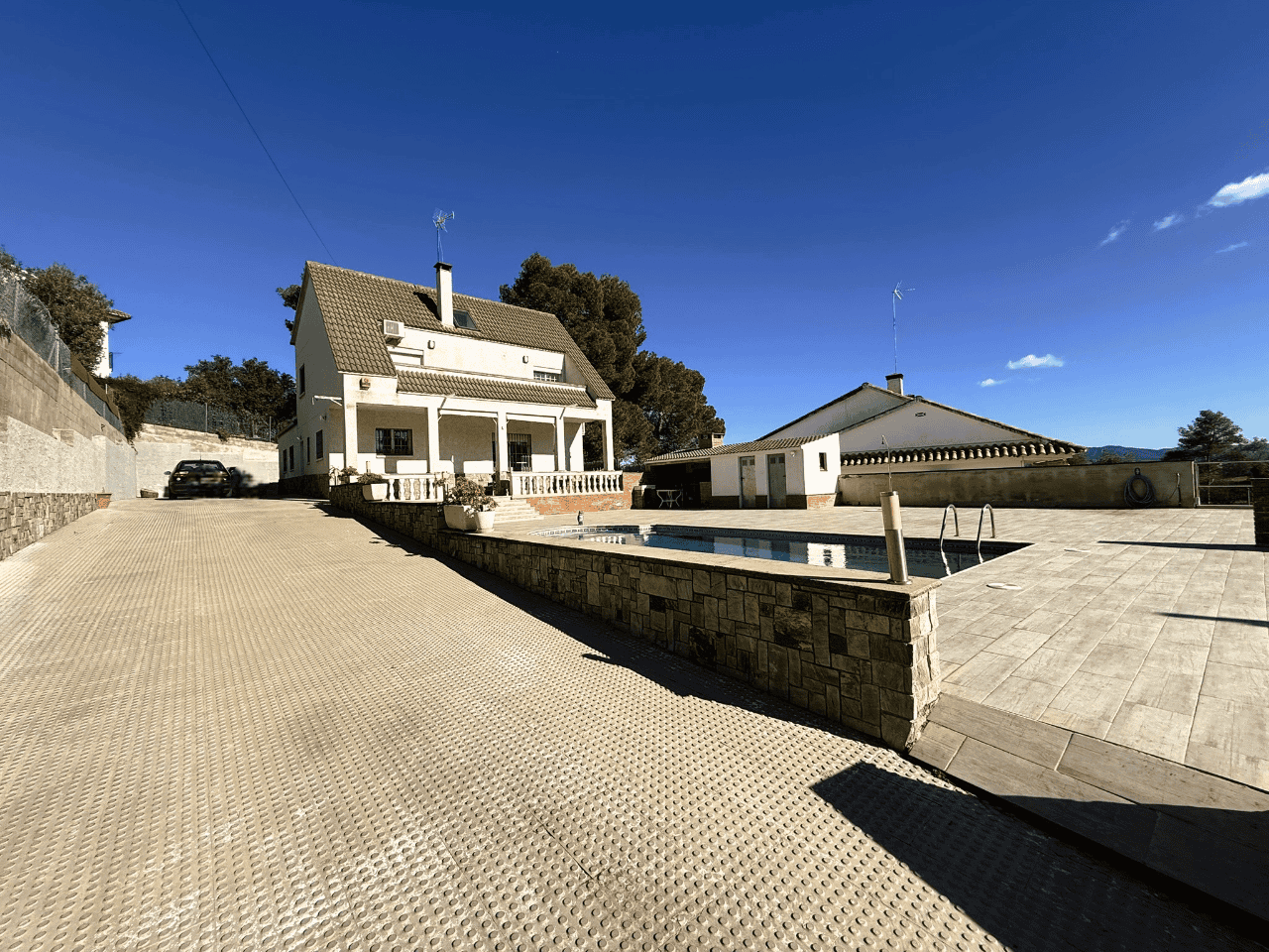 Casa reformada amb piscina i espai exterior a Lliçà d'Amunt, ideal per a famílies que busquen confort i tranquil·litat.