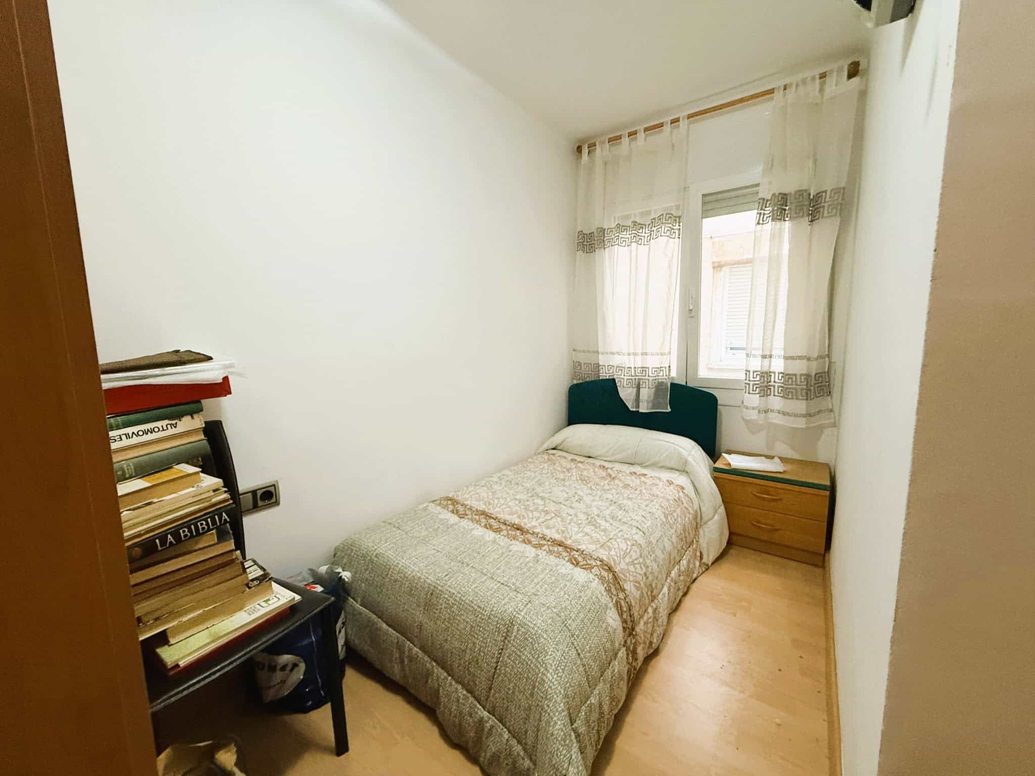 Habitatge habitatge a prop de la platja, immoble amb habitacions lluminoses i mobiliari funcional ideal per a inversors amb necessitats de règim de lloguer cost-effective.