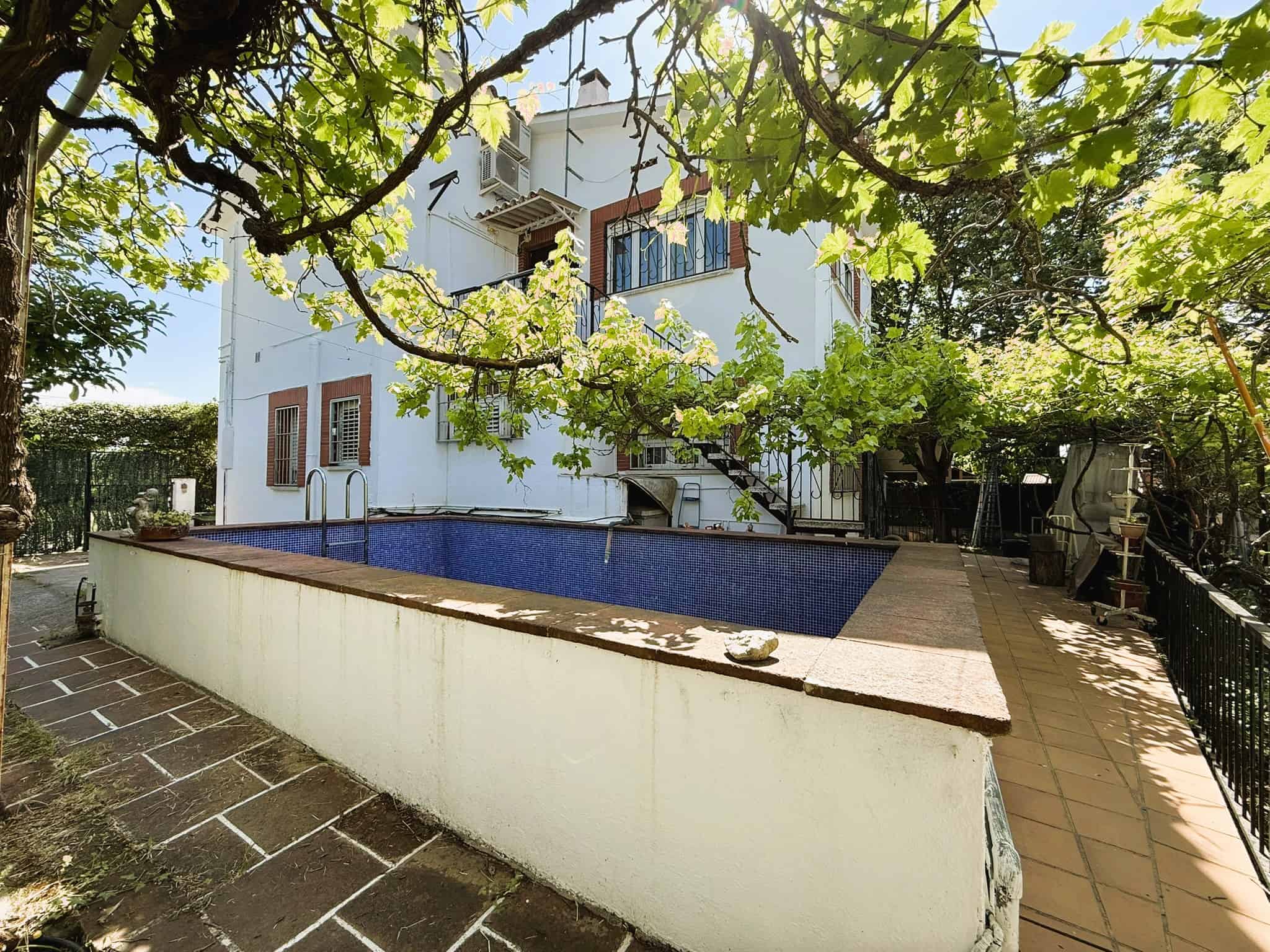 Piscina privada en propietat amb jardí i àmplia zona exterior a prop de serveis a Barcelona. Ideal per a compra, inversió i lloguer de propietats immobiliàries amb serveis legals i immobiliaris.