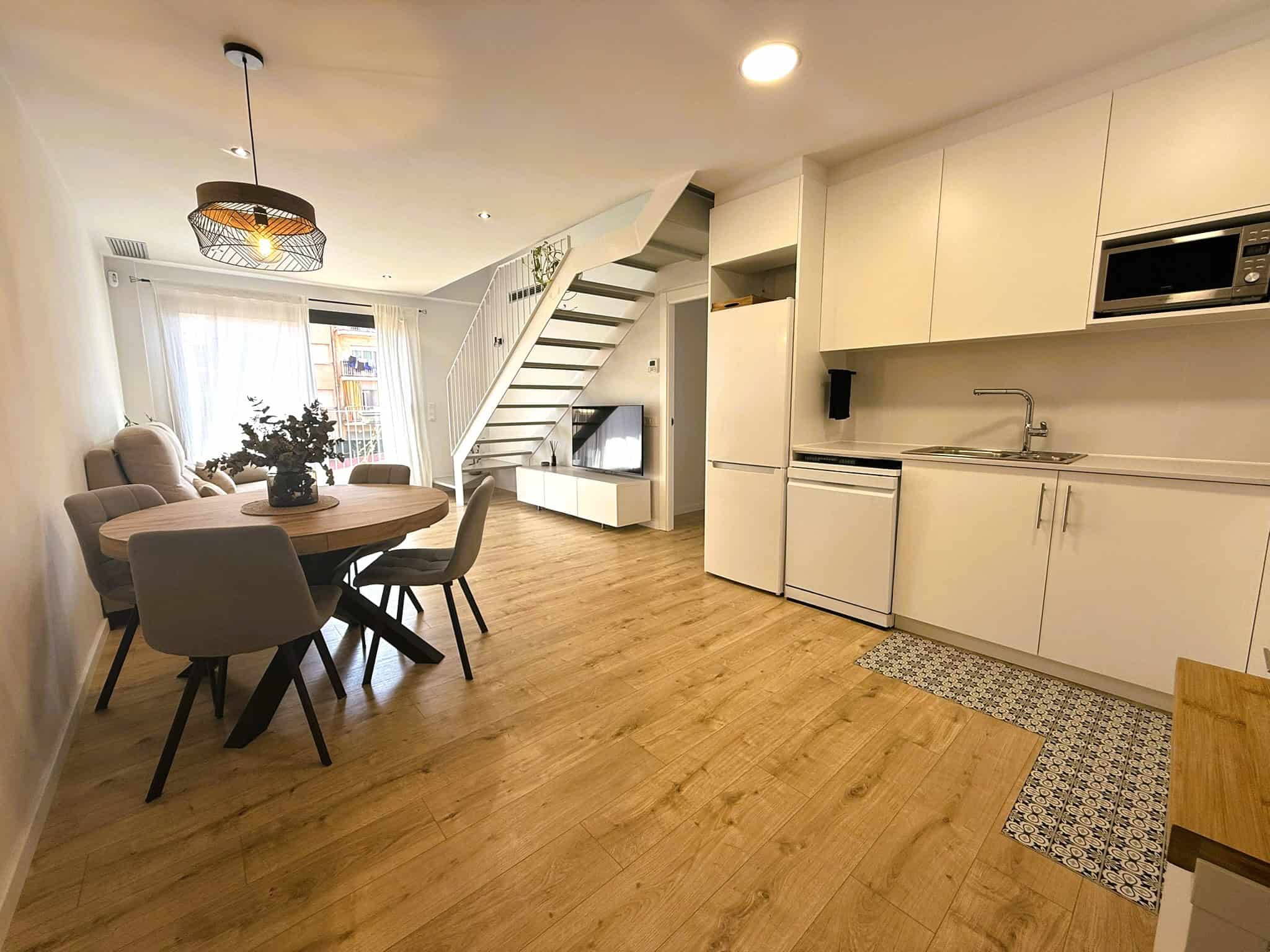 L'habitatge modern amb cuina equipada i espai obert, ideal per a la vida familiar o social, amb il·luminació natural i acabats acollidors.