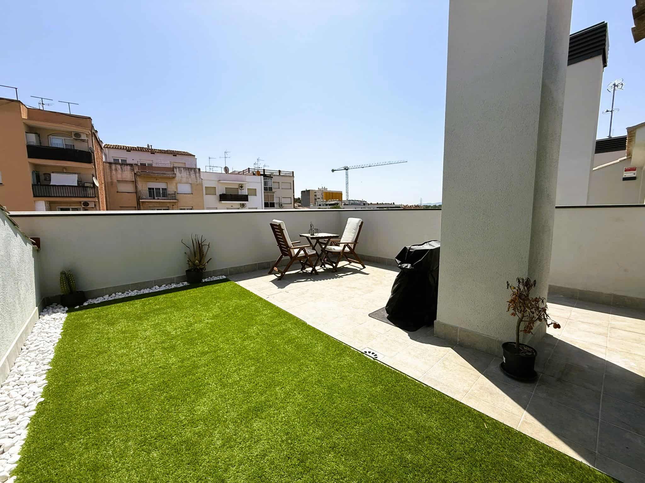 Teulat exterior amb terrassa i jardí privat, espai per a l'oci i la relaxació en immobles amb serveis immobiliaris professionals.