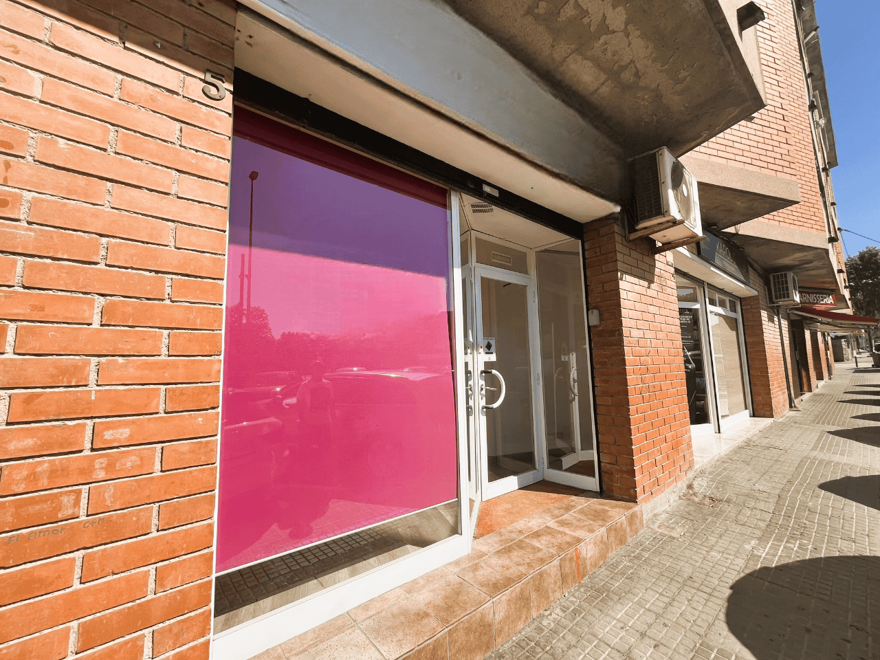 Espaiau comercial a la venda o lloguer a Terrassa, ubicació cèntrica, locals comercials amb grans vitrines i aparador, ideal per a negocis, amb excel·lents connexions i visibilitat.