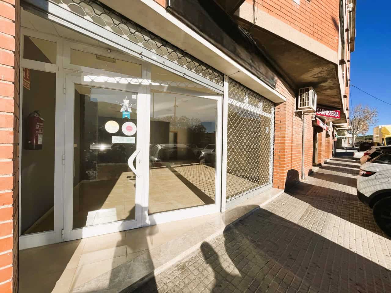 Venda de local comercial office en zona urbanitzada amb gran visibilitat i accés fàcil, ideal per a negoci o oficina, amb gran vitrina i l'últim canvi de requisits urbanístics.