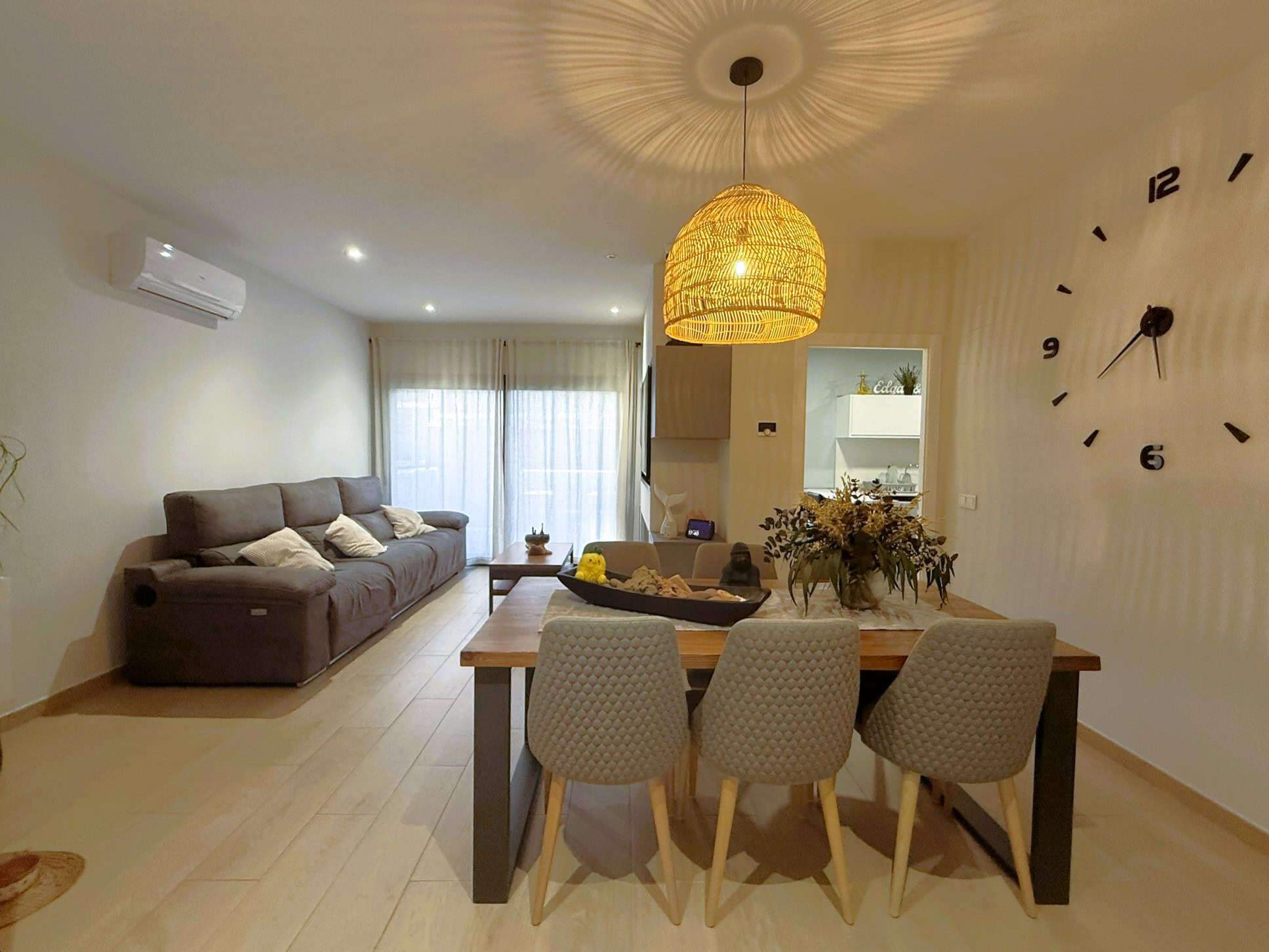 Apartament lluminós i acollidor amb interior modern a Torelló, amb espai per a menjador i zona de descans, perfectament decorat i llest per viure, ideal per a serveis immobiliaris.