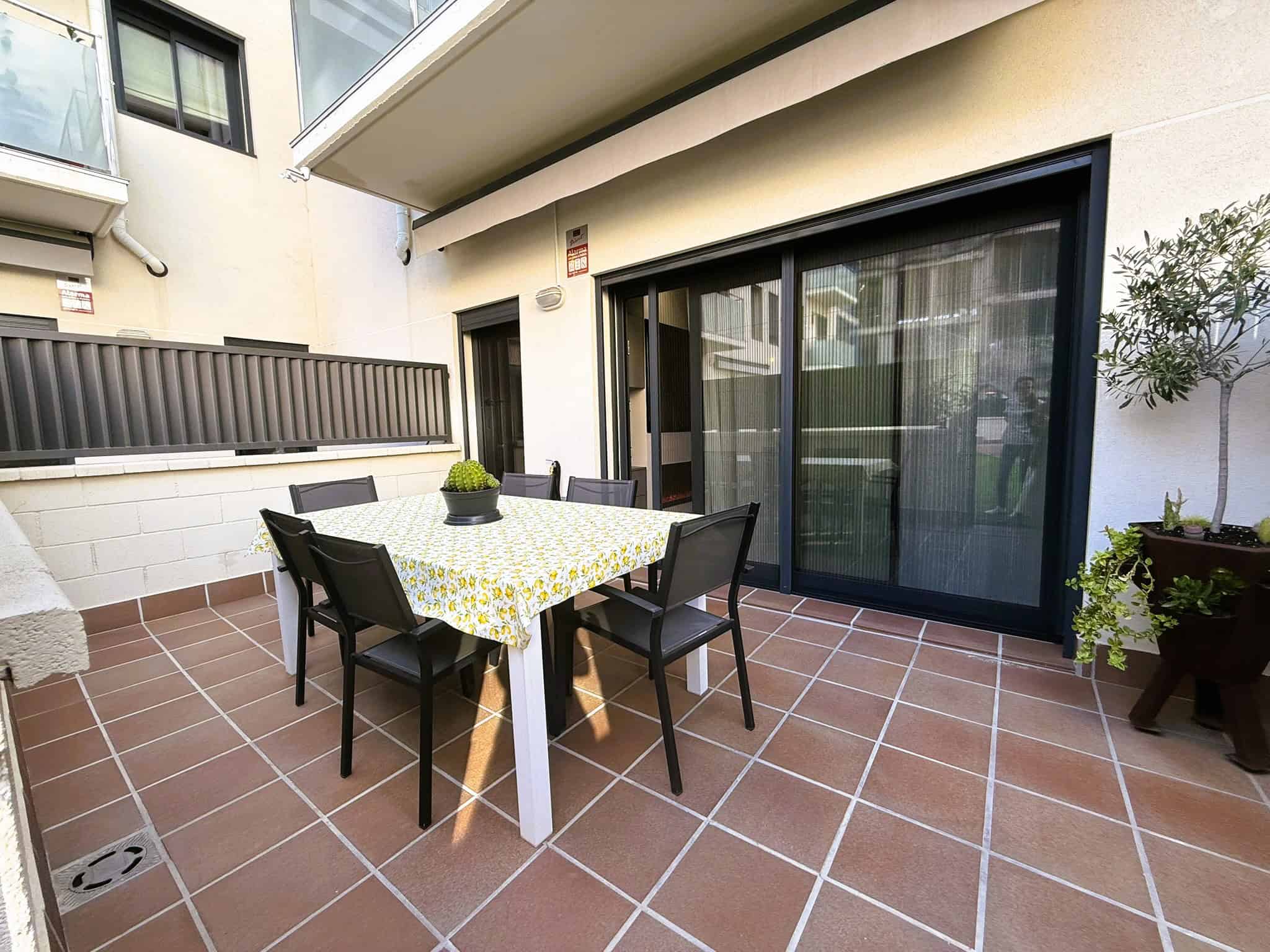 Teatro exterior d'una terrassa àtic amb mobiliari modern i vista a la ciutat, ideal per a activitats a l'aire lliure i relaxament, amb accessos a propietats i zona privada.