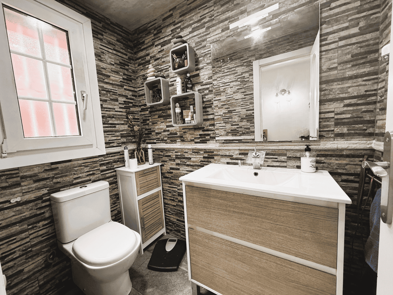 Proper classificada com paraules clau rellevants per a immobiliaris i serveis legals.