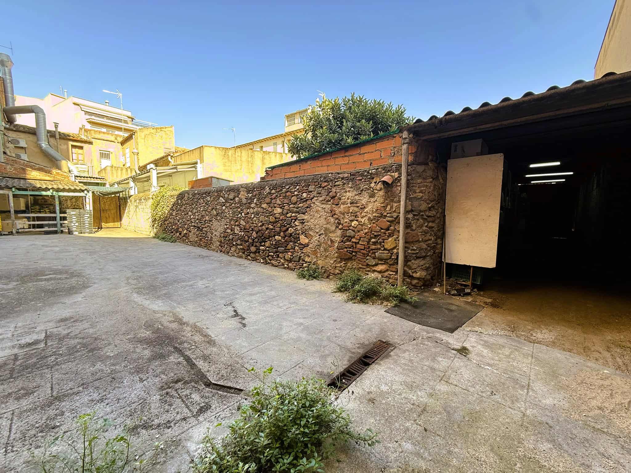 Ample immoble de sol urbana amb terrassa privada, ideal per a inversors i particulars, situat a prop de les zones urbanes de Barcelona. Servei professional en gestió d'immobles i consultoria legal immobiliària a Torra Advocats.