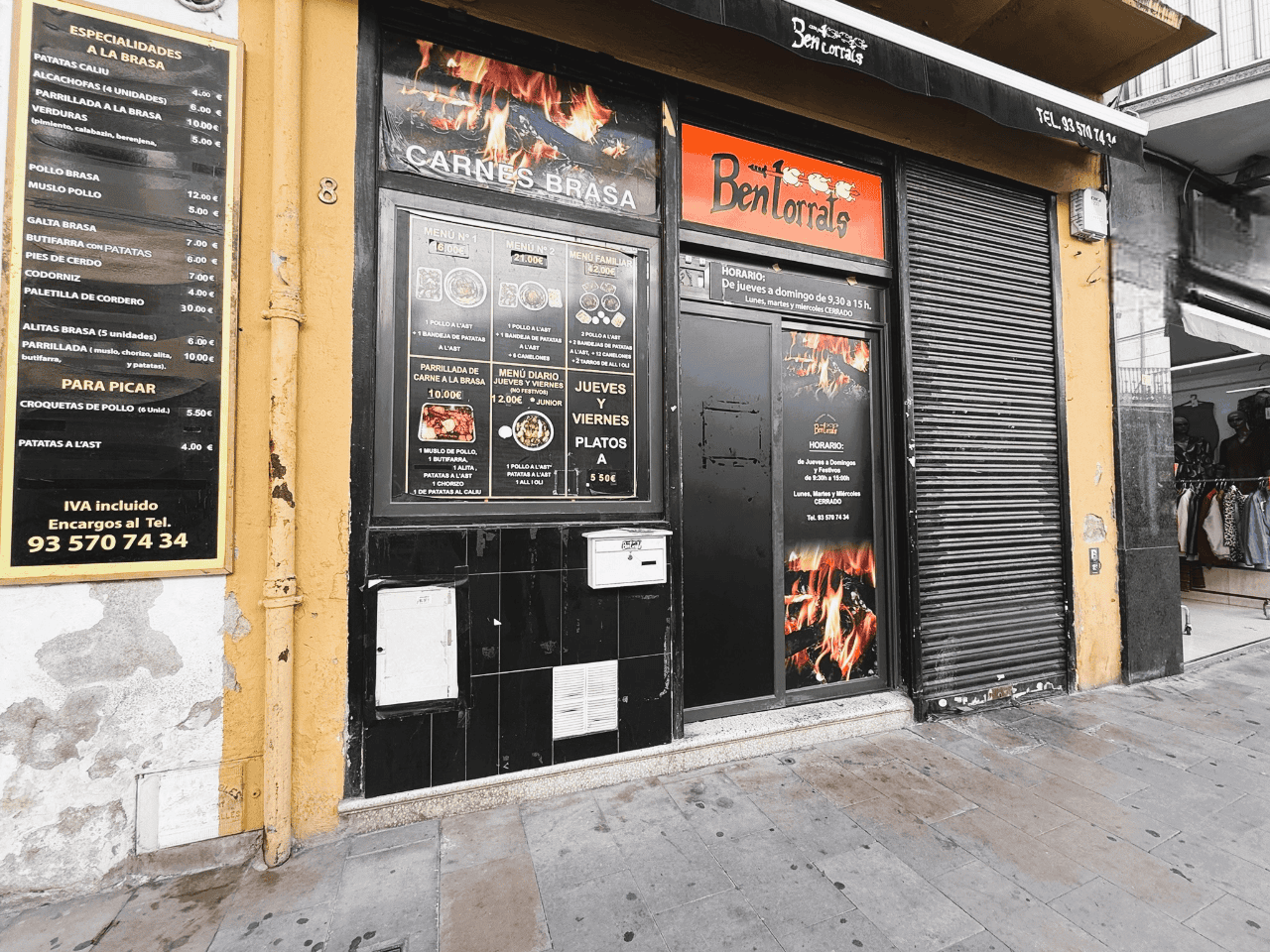 Patron de negoci de restauració amb aparador a Barcelona, especialitzat en carns a la brasa i menú diari, amb cartel·les de promoció i horari visible, situat a zona cèntrica i comercial.