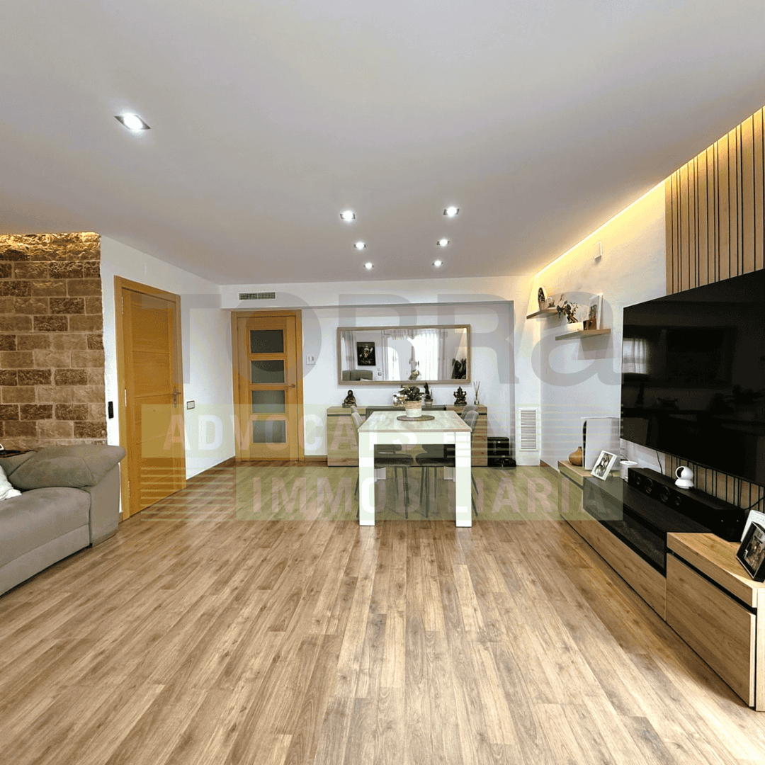 Escriptori de cuina modern amb decoració natural i armari de televisió de fusta.