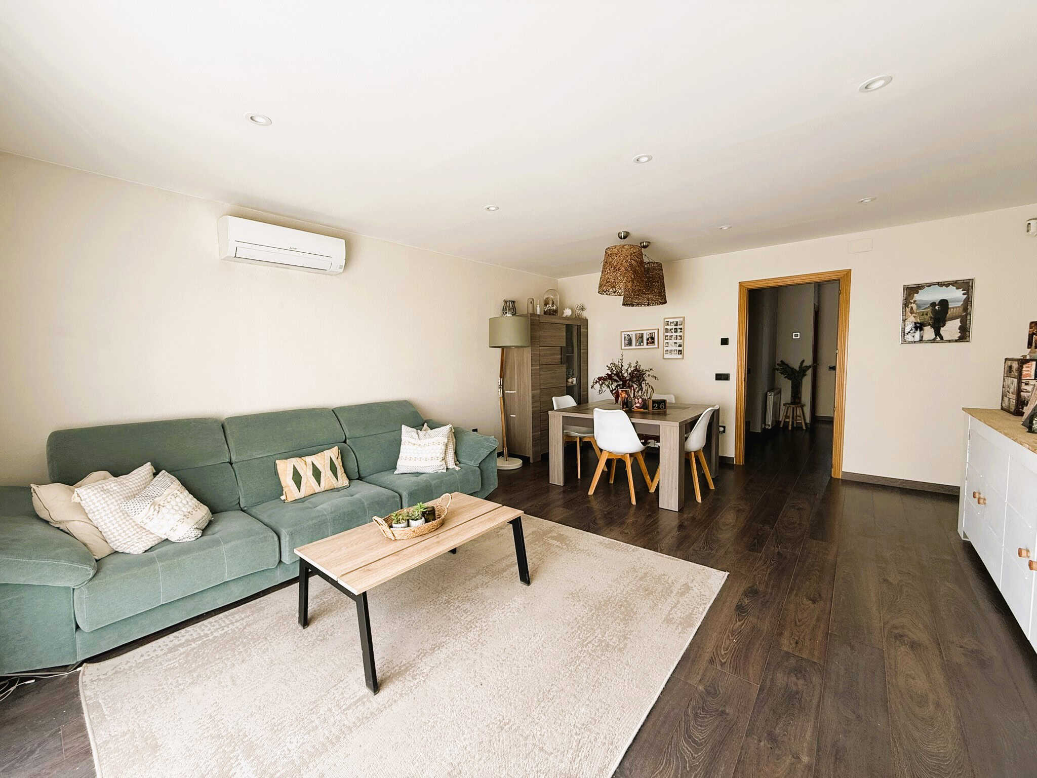 Imatge d'un saló acollidor i modern, ideal per a la gestió immobiliària i assessorament legal en transaccions immobiliàries.