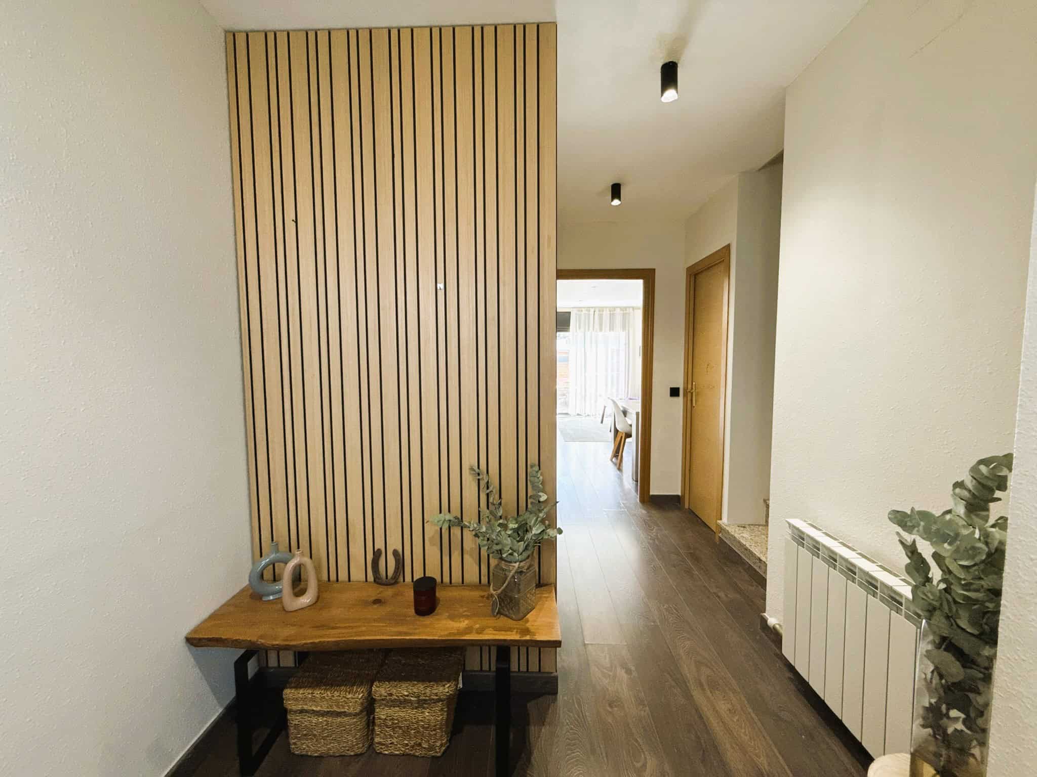 Imatge d'una casa adossada moderna amb interior acollidor i decoració minimalista.