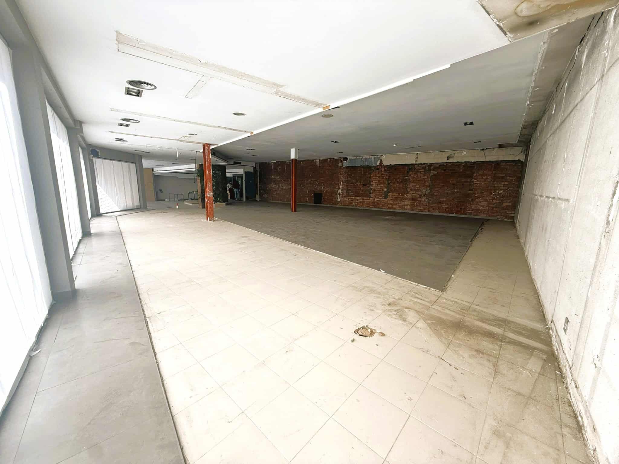 Imatge d’un local comercial buit situat al cor de Palau-solità i Plegamans, ideal per a negocis i activitats comercials.