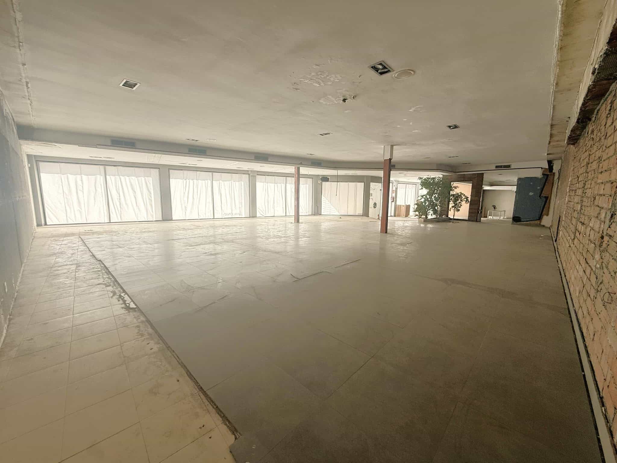 Local comercial buit a Palau-solità i Plegamans amb gran finestral i espai obert per negocis i activitats comercials.