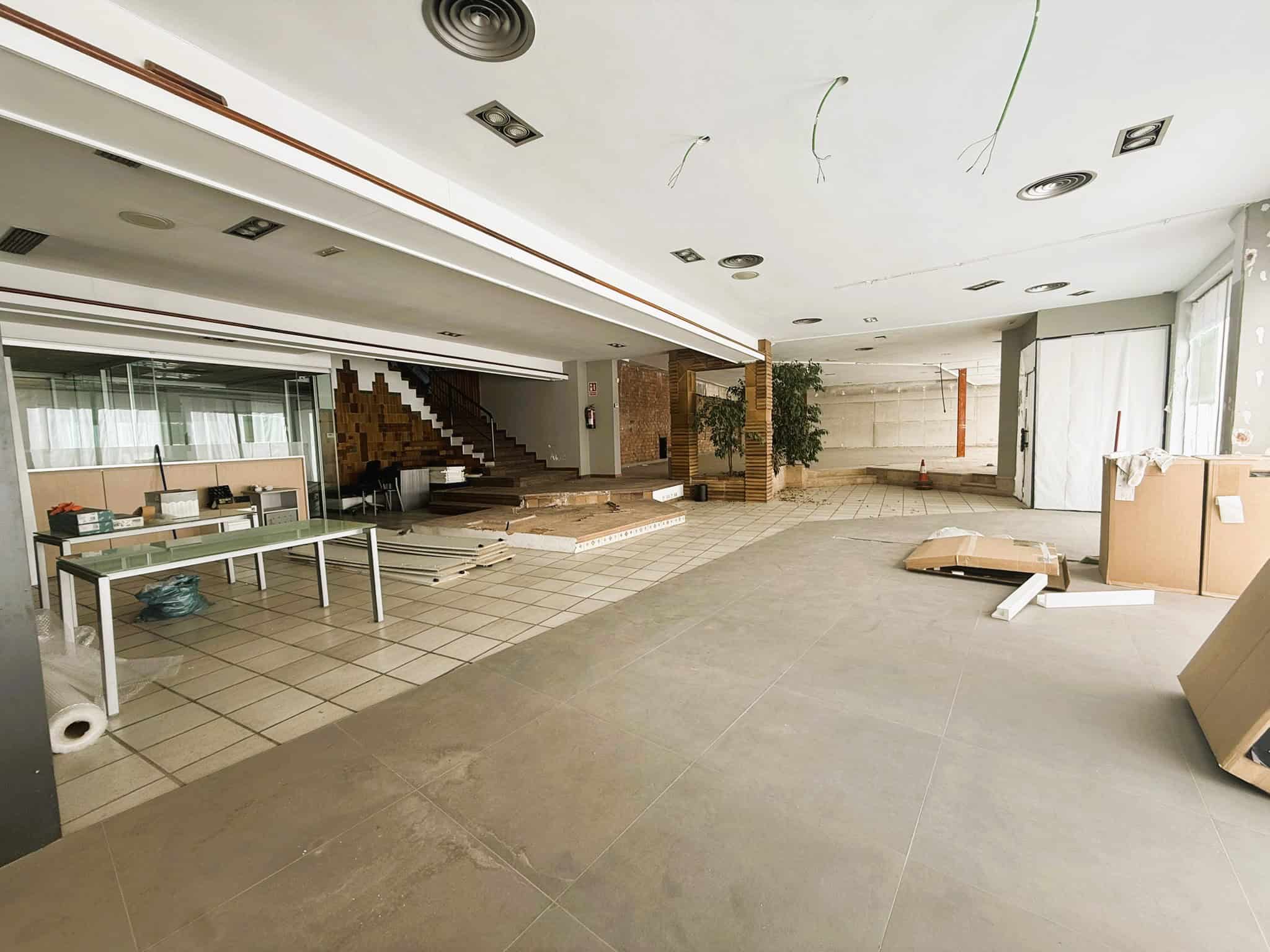 Imatge d'un espai comercial buit al centre de Palau-solità i Plegamans, ideal per negocis i activitats comercials, amb gran visibilitat i accés fàcil.