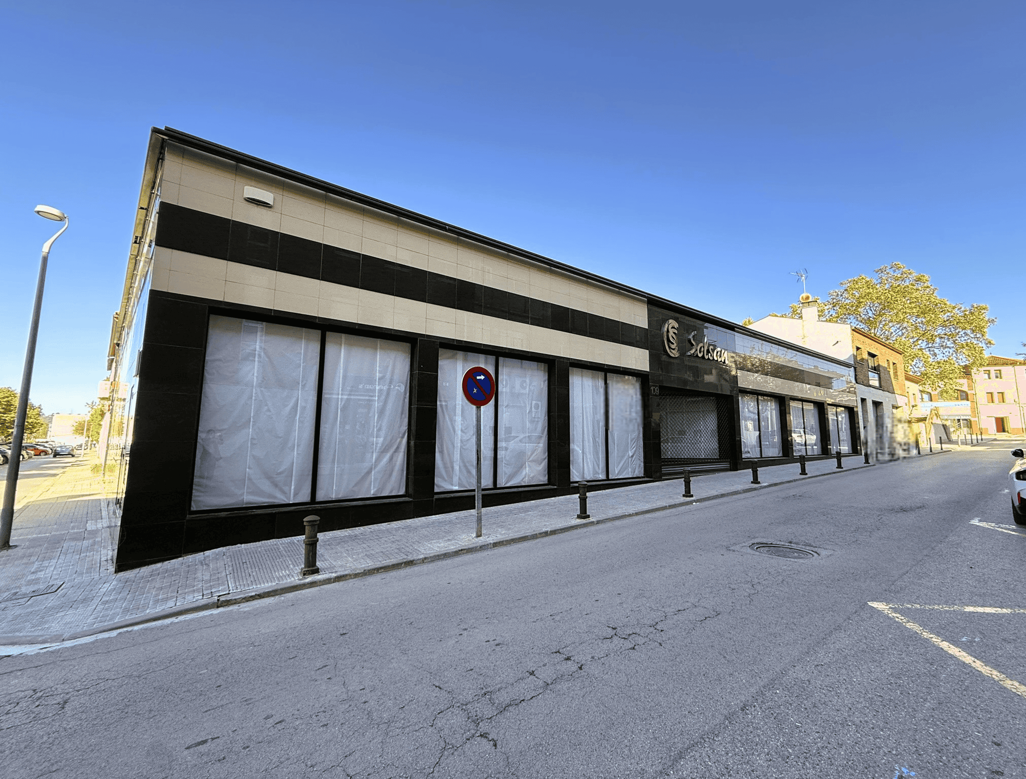 Imatge d'un local comercial a Palau-solità i Plegamans, amb façana moderna i grans finestres, ideal per a negocis i activitats comercials.