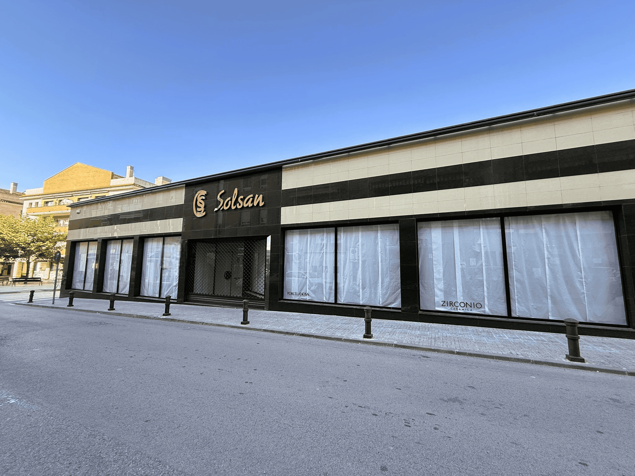 Tenda comercial moderna a Palau-solità i Plegamans, ideal per negocis immobiliaris i serveis, amb gran vitrines i ubicació cèntrica.