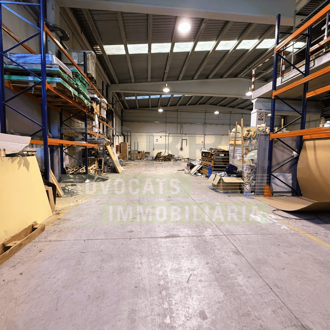 Magatzem industrial en lloguer a Polígon Industrial la Borda, ideal per a empreses que busquen espai per a la seva logística i producció.