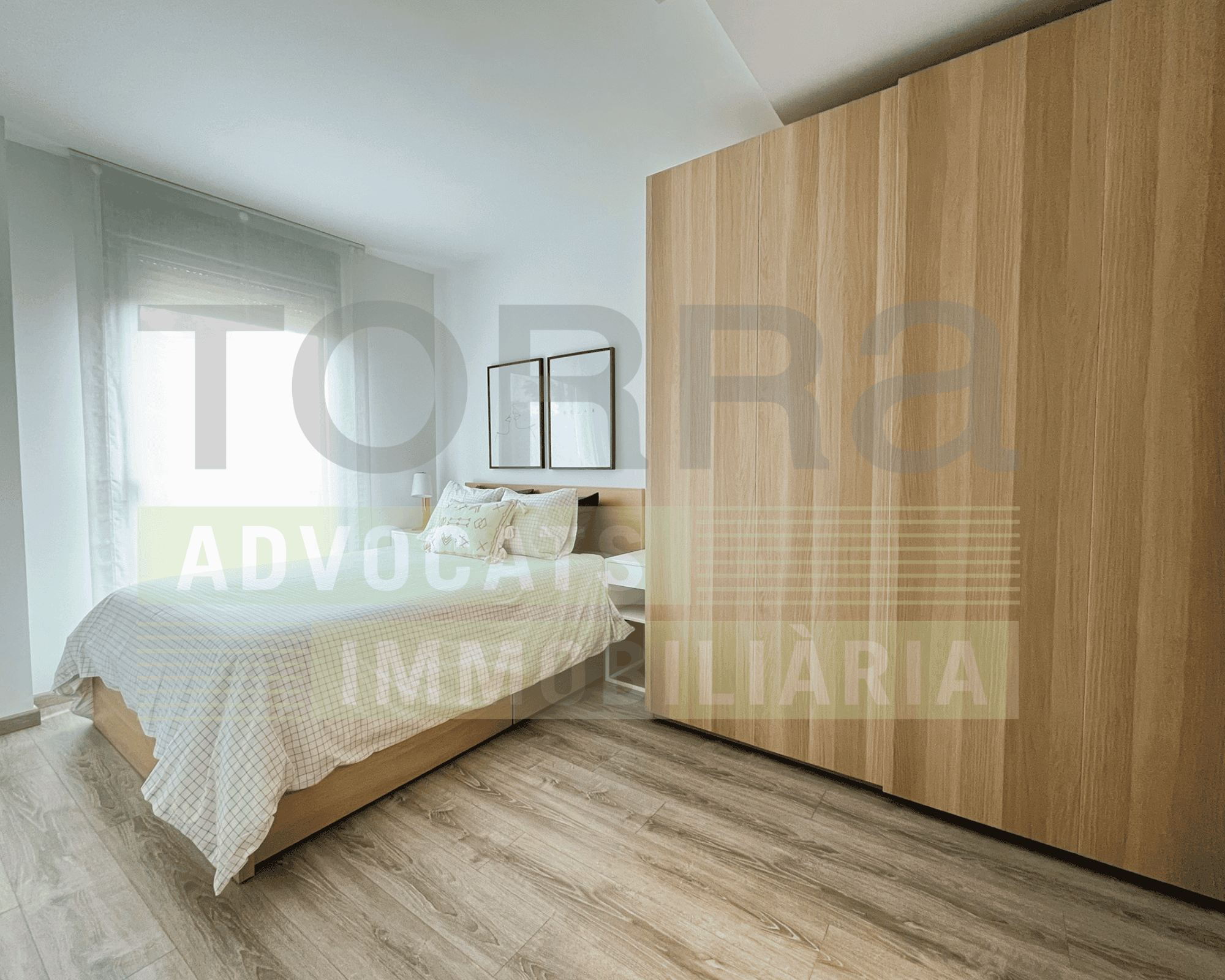 Habitatge de protecció oficial amb mobiliari modern i llum natural abundant. Ideal per a famílies que busquen una solució assequible i de qualitat segons el Decret 75/2014.