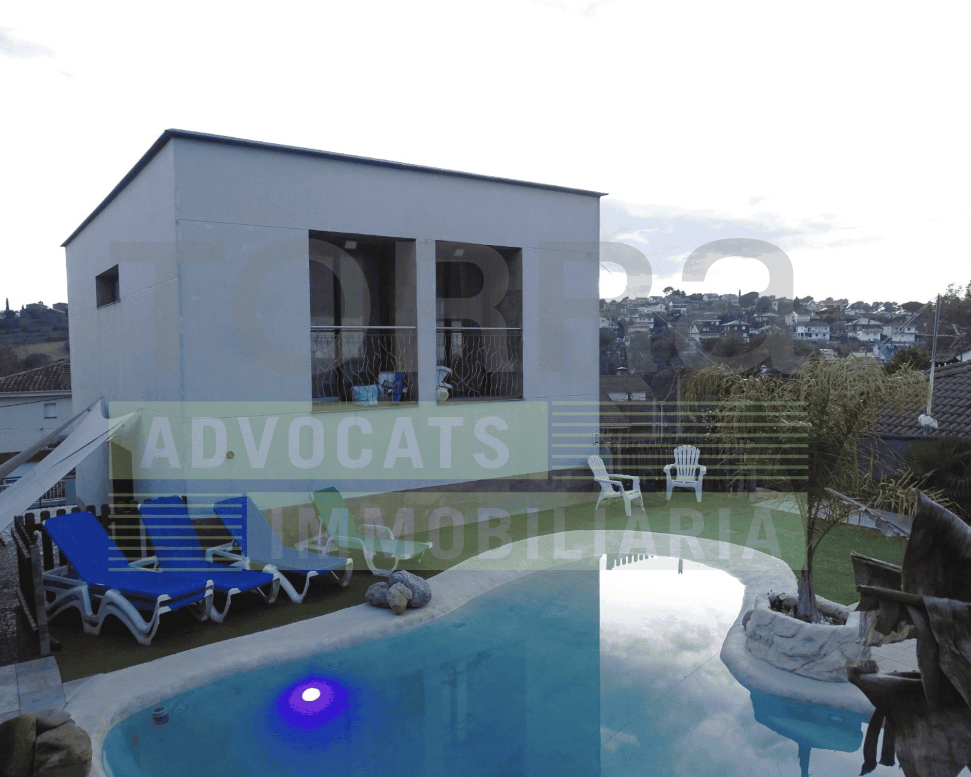 Habitat amb piscina privada i zona de relax, ideal per a famílies amb protecció oficial segons el Decret 75/2014, de 27 de maig.
